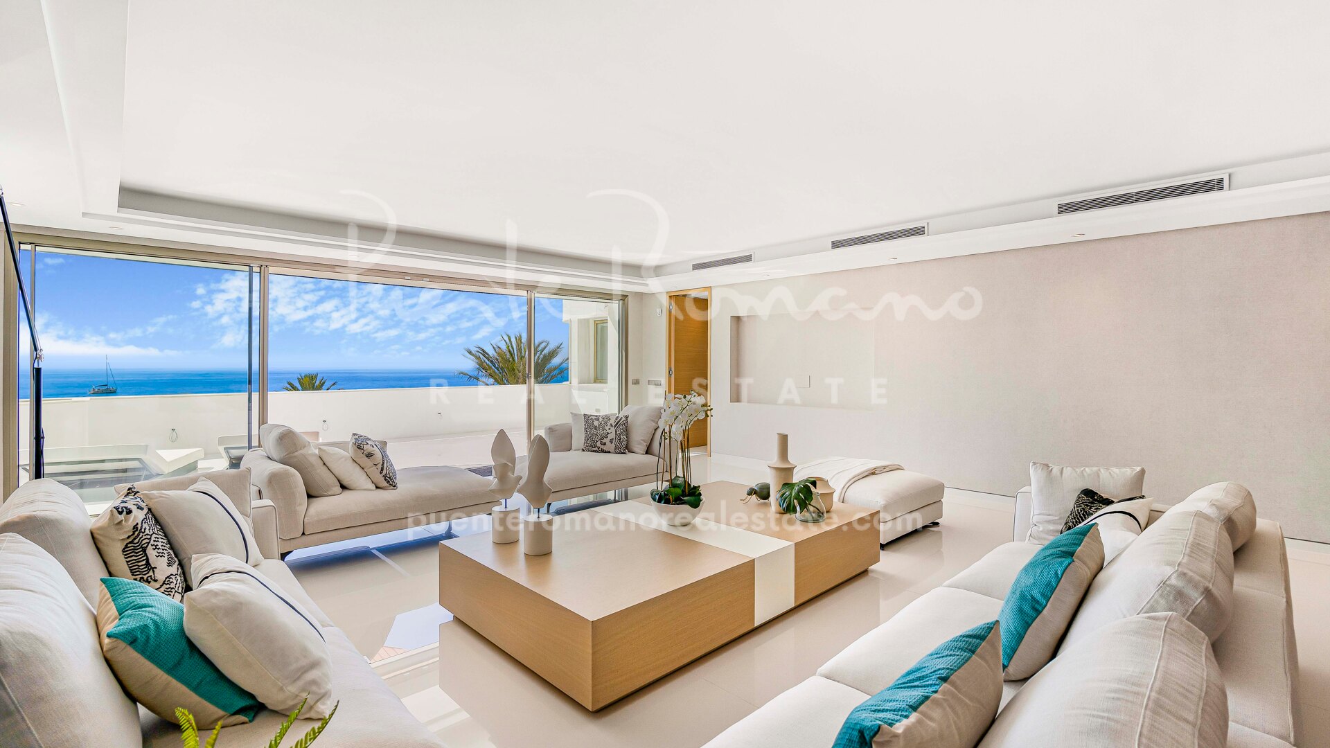 Excepcional apartamento moderno en primera línea de playa en Puerto Banús
