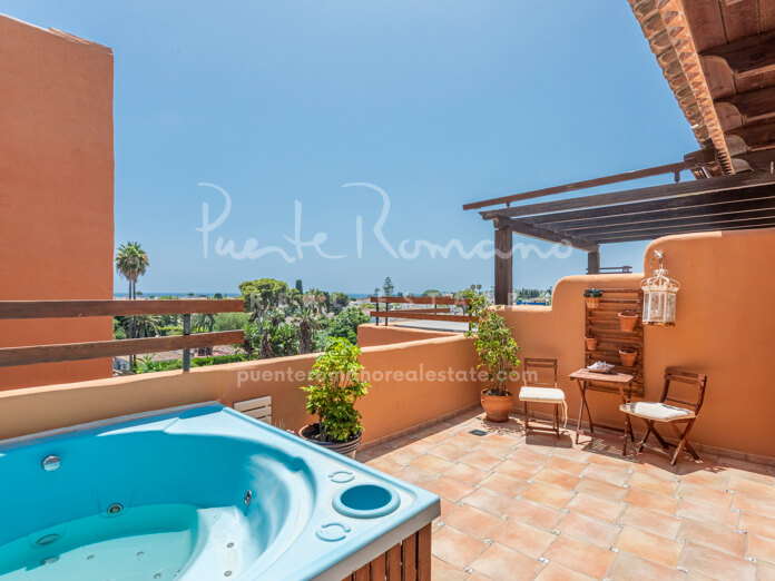Ático dúplex junto a la playa con vistas parciales al mar en Paraíso Barronal
