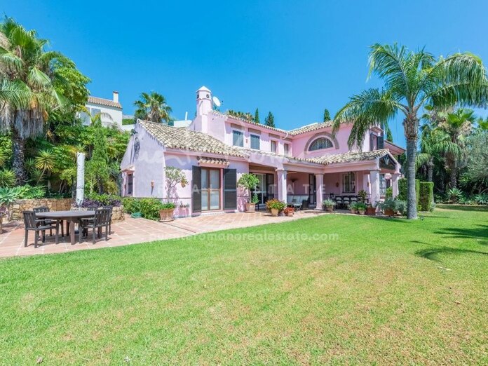 Beautiful villa with spectacular golf views in Los Almendros, Benahavís