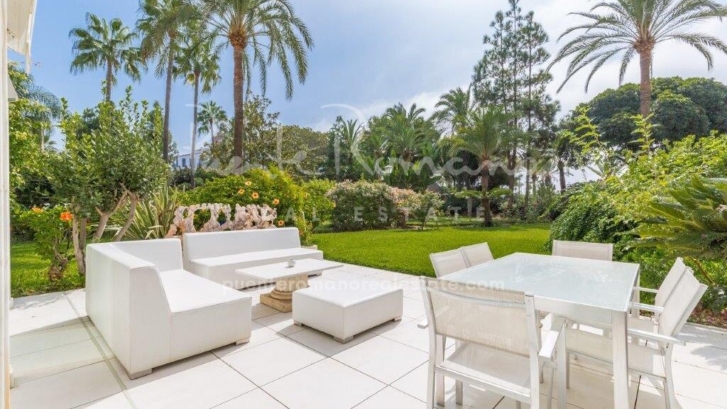 Stunning garden duplex apartment with sea view in Gray d’Albion, in the heart of Puerto Banús