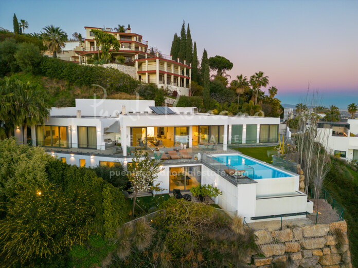 Villa moderna y lujosa con impresionantes vistas panorámicas al mar