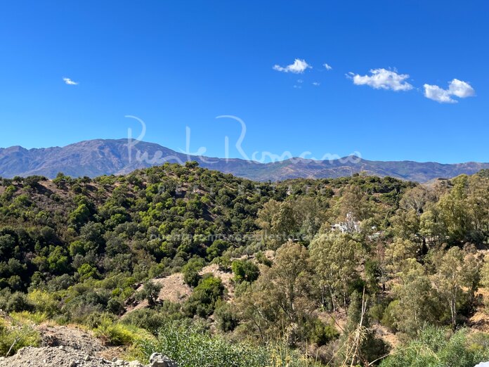 Plot with spectacular sea and mountain views on the New Golden Mile