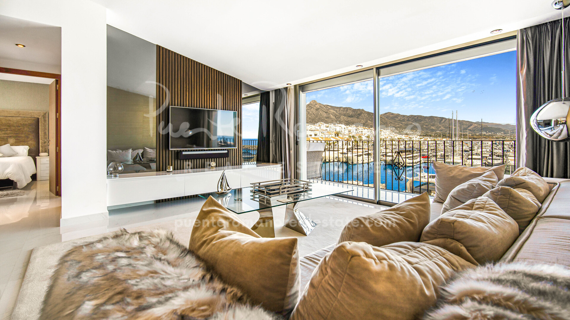 Stunning penthouse with breathtaking views on the frontline of the Puerto Banús harbour