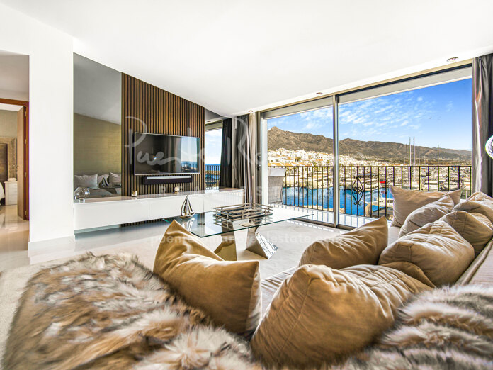 Stunning penthouse with breathtaking views on the frontline of the Puerto Banús harbour