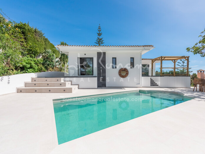 Villa de lujo recientemente reformada con espectaculares vistas al mar en Marbella Este