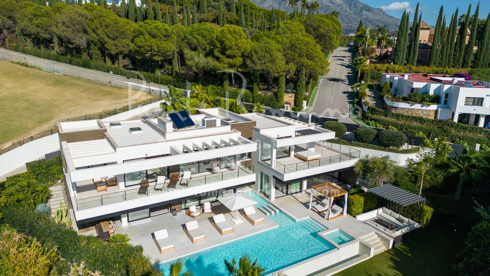 Contemporary luxury villa in La Cerquilla, Nueva Andalucía