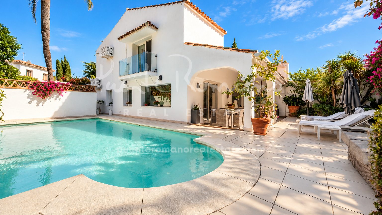 Casa Marítima: villa adosada junto al mar con piscina privada en Río Verde Playa, en la Milla de Oro de Marbella