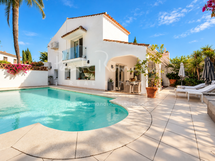 Casa Marítima: villa adosada junto al mar con piscina privada en Río Verde Playa, en la Milla de Oro de Marbella