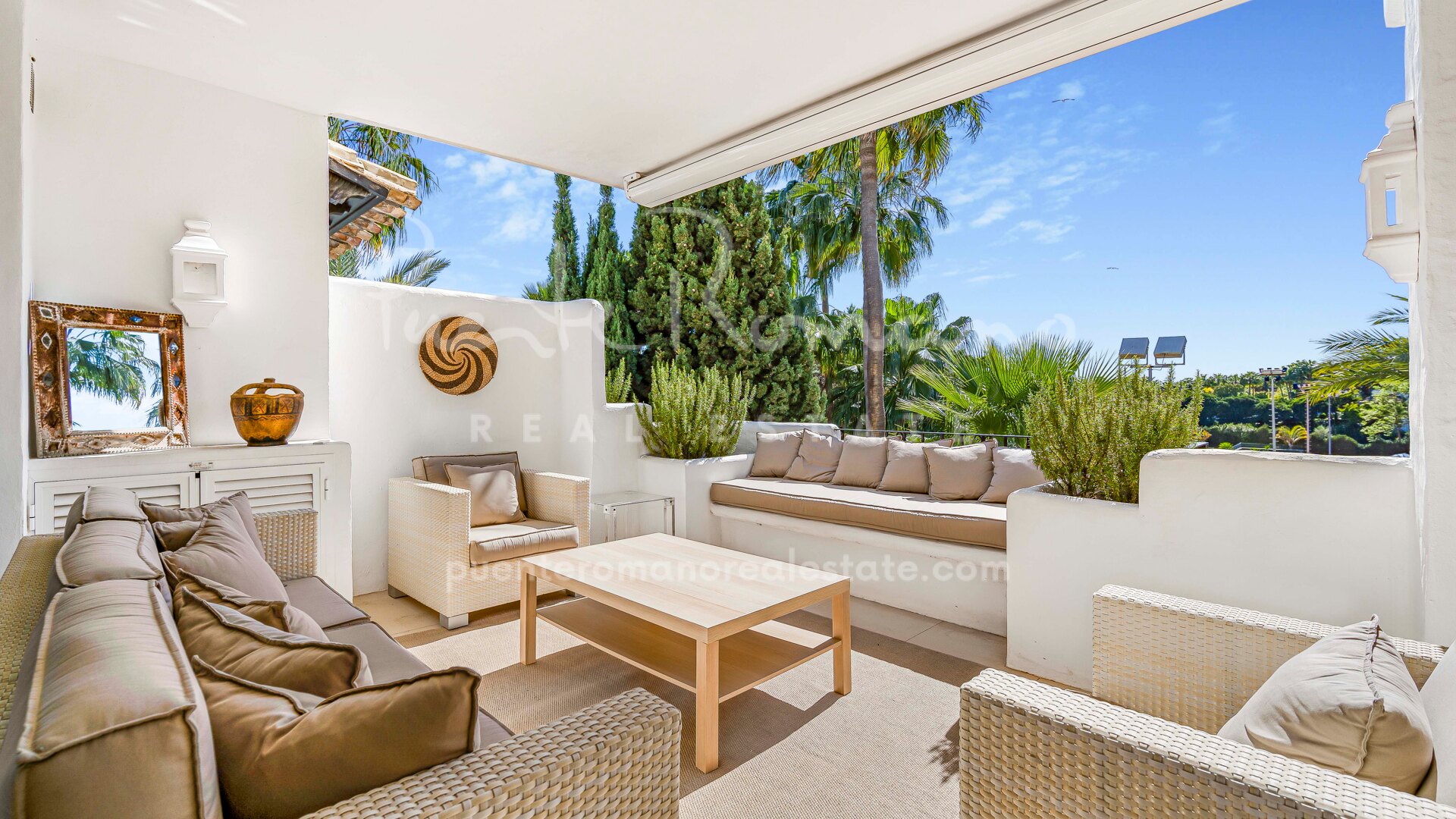 Luxurious beachside duplex penthouse in the Andalusian Gardens of Marina Puente Romano