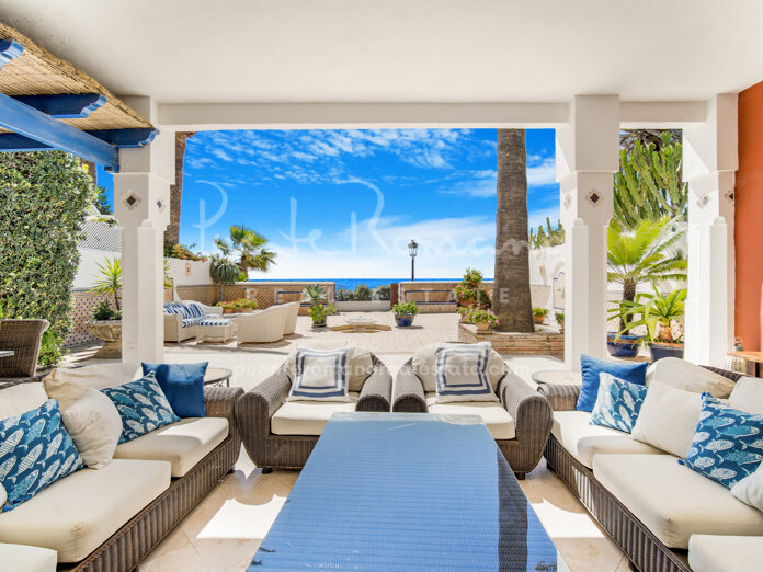 Exclusiva villa en primera línea de playa muy cerca de Puente Romano Resort y Puerto Banús