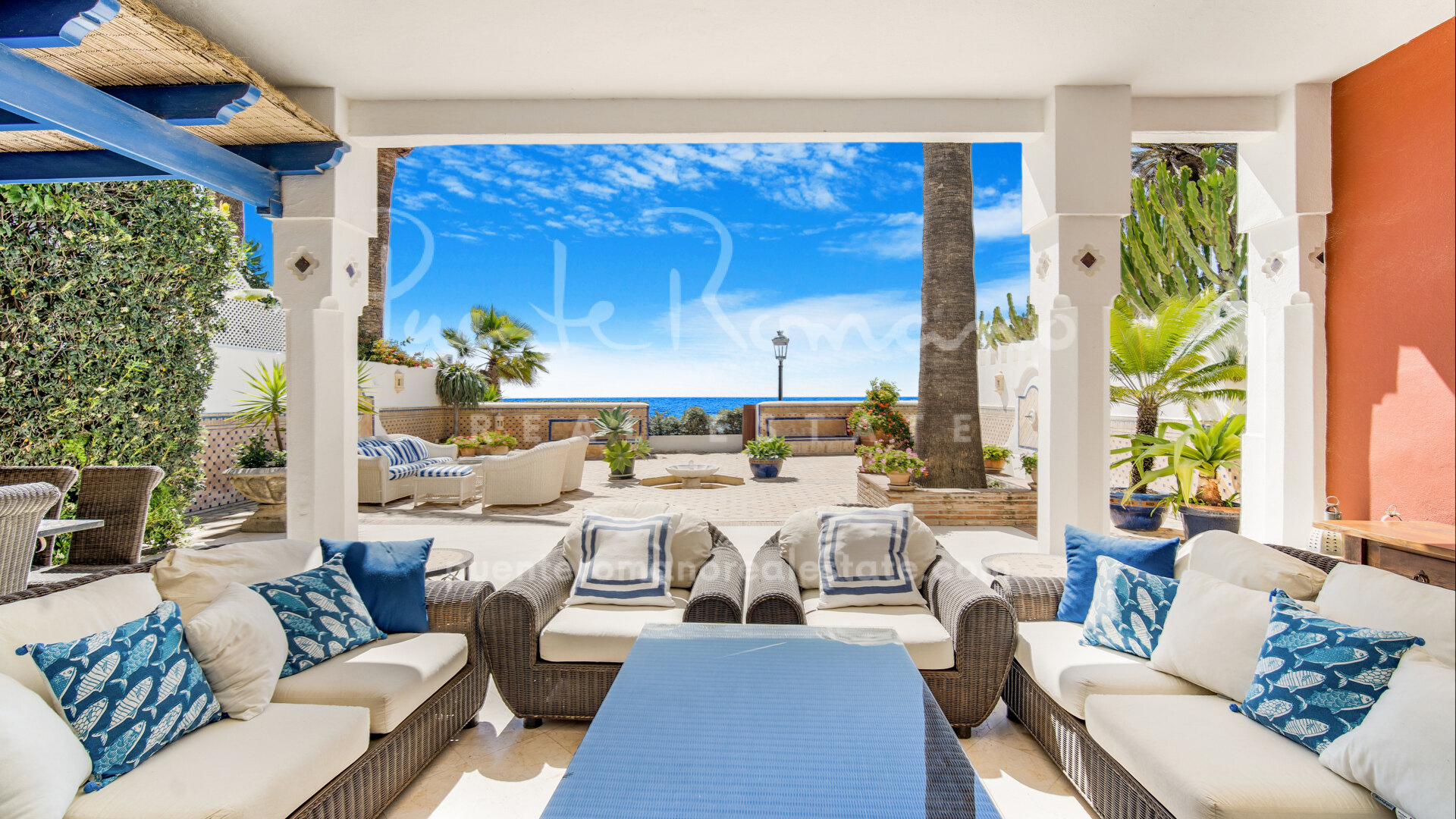 Exclusiva villa en primera línea de playa muy cerca de Puente Romano Resort y Puerto Banús