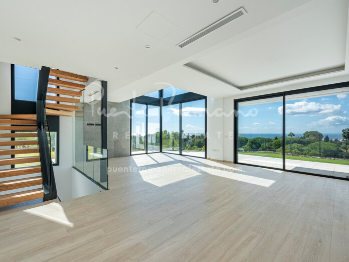 Brand-new villa with panoramic sea views in Río Real Golf