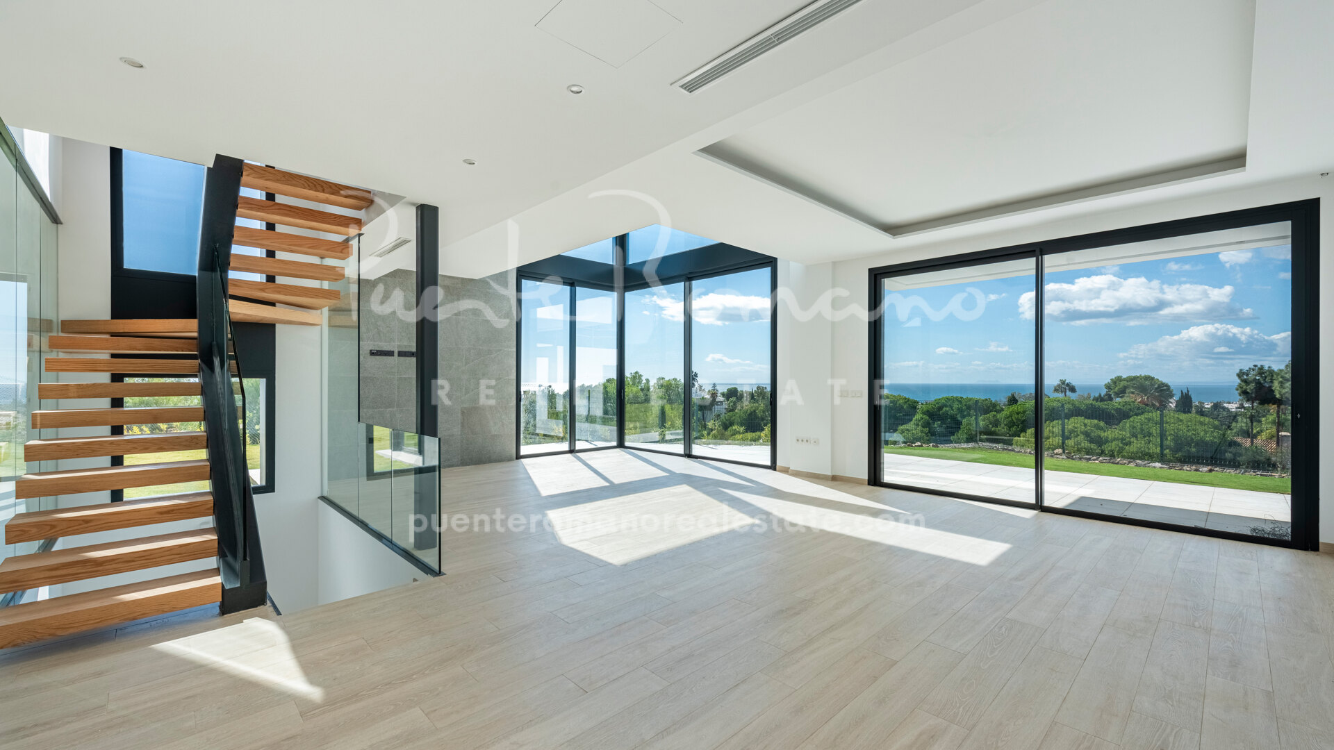 Brand-new villa with panoramic sea views in Río Real Golf