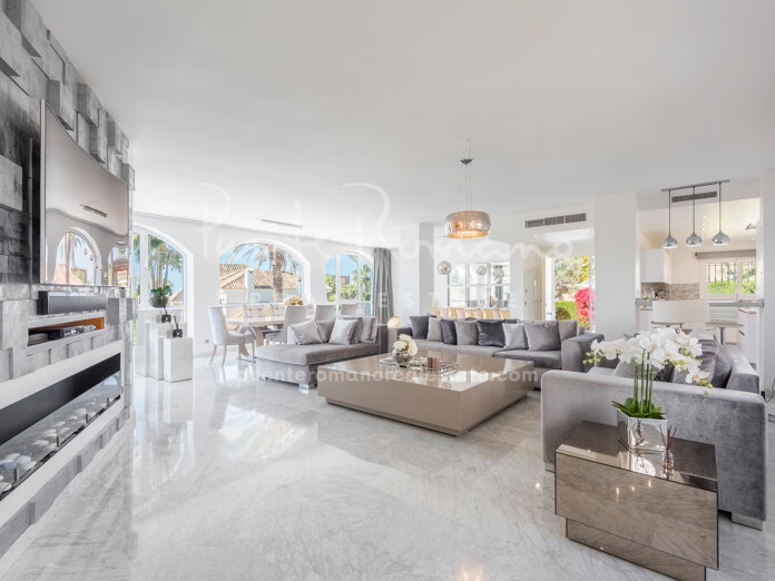 Elegante villa contemporánea en Marbella Este, cerca de Santa María Golf