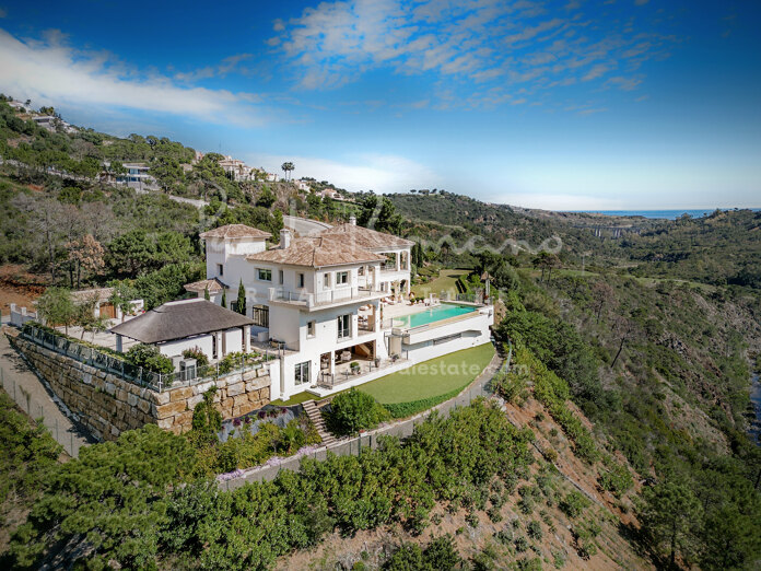 Casa Colinas - Impresionante villa junto al río, situada al borde de un parque natural en Benahavís