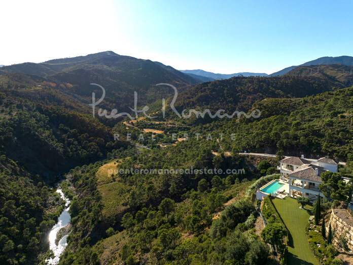 Casa Colinas - Impresionante villa junto al río, situada al borde de un parque natural en Benahavís
